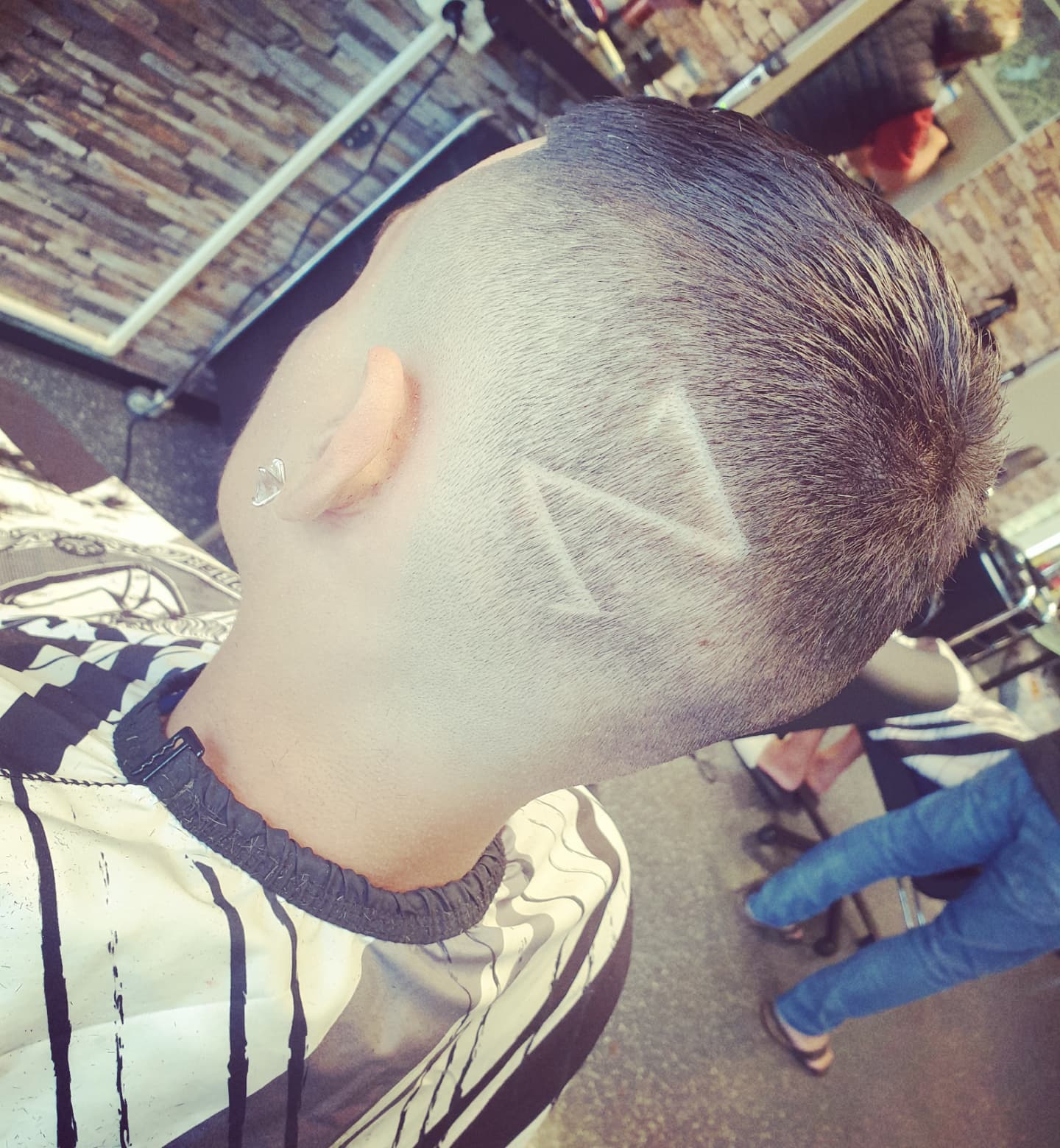 Barbershop-mønster barbert inn i nakken hos Zrian Frisør